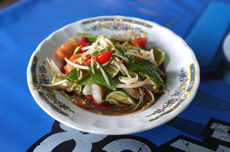 文化泰国配有新鲜虾的木薯沙拉或配有新鲜虾的木瓜沙拉对图片