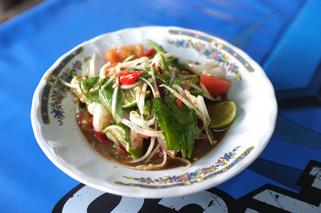 热带配有新鲜虾的木薯沙拉或配有新鲜虾的木瓜沙拉酱索姆图片