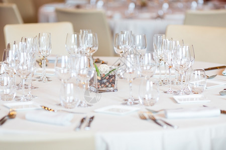 晚餐宴有桌布置的厅水晶葡萄酒吧背景图片