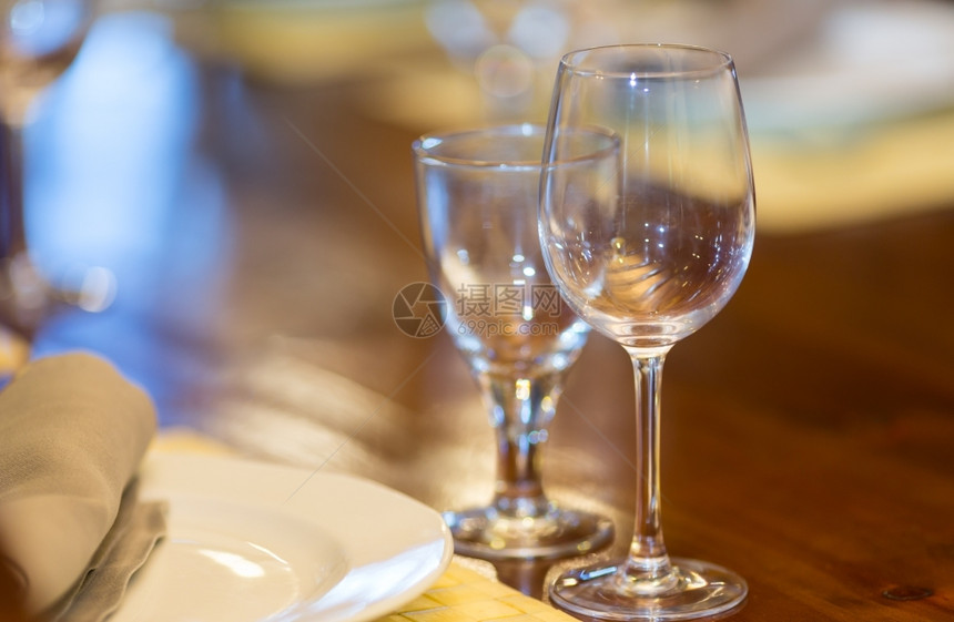 水晶反射晚餐宴有桌布置的厅刀具图片