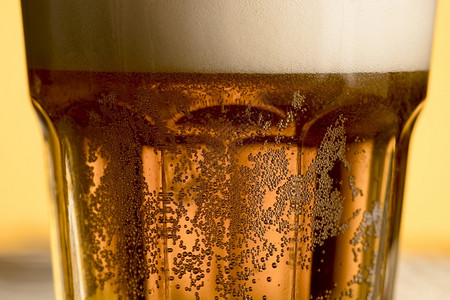玻璃液体茶点装有金泡的冷啤酒图片