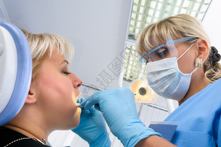 牙医给病人问诊图片