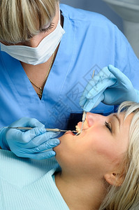 牙医给病人做手术图片