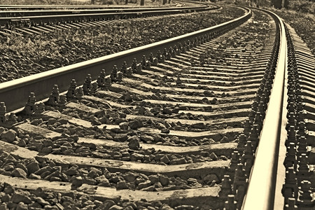 金属货物轨铁路通向远处的距离以赛普亚语调的近视图像图片