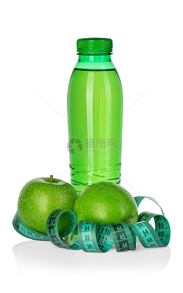 与绿苹果饮用水瓶和白色背景隔离的磁带措施相容减肥概念并配有绿苹果饮水瓶和胶带果损失白色的图片