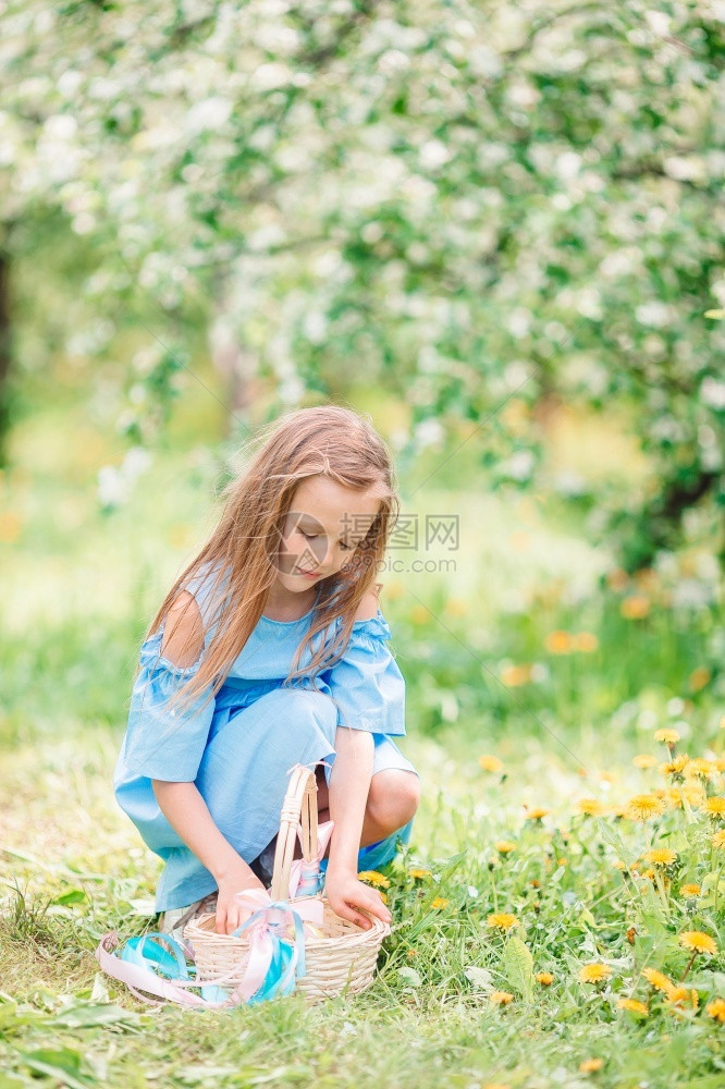 绿色童年美丽的小女孩在盛开苹果树花园里可爱的小女孩在美丽春日盛开苹果园里新鲜图片