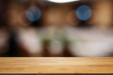 在蒙太奇咖啡馆或厨房背景模糊的餐厅咖啡或厨房背景面前木制桌的商业散景图片