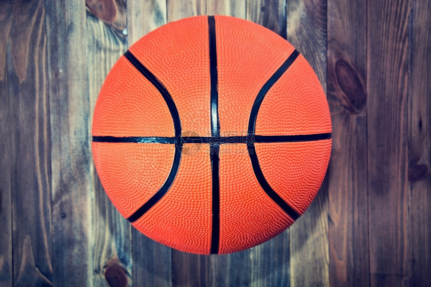 健身房木头地面在篮球法庭回溯老旧照片中在木制硬地板上的篮球体育概念图片