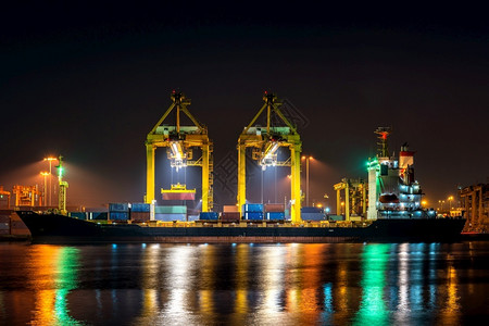 装有集箱的工业港口将货物运往港口商业船舶图片
