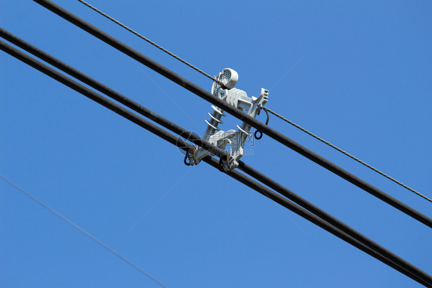 电气蓝色天空背景上带有间阻断器的电线缆蓝色工业图片