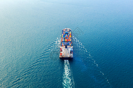 卸货运对海上集装箱货船的空中观航进口图片