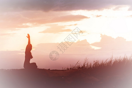 安宁头脑早晨日落时在山上做瑜伽的年轻女子图片