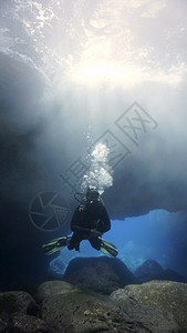 风暴冒险幻想光中的Scuba潜水员文章图片