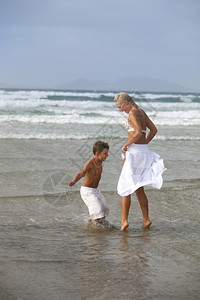 在沙滩上玩耍的母子图片