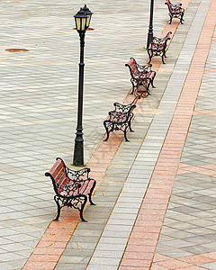 户外人行道上的长椅和灯柱会议城市的图片