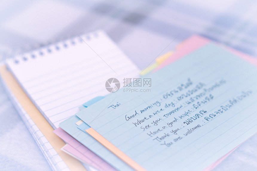 笔记本向泰国学习新语言写作者致意桌子地毯翻译图片