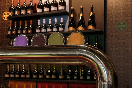 酒花餐厅底架上啤酒瓶装罐的钢板精图片