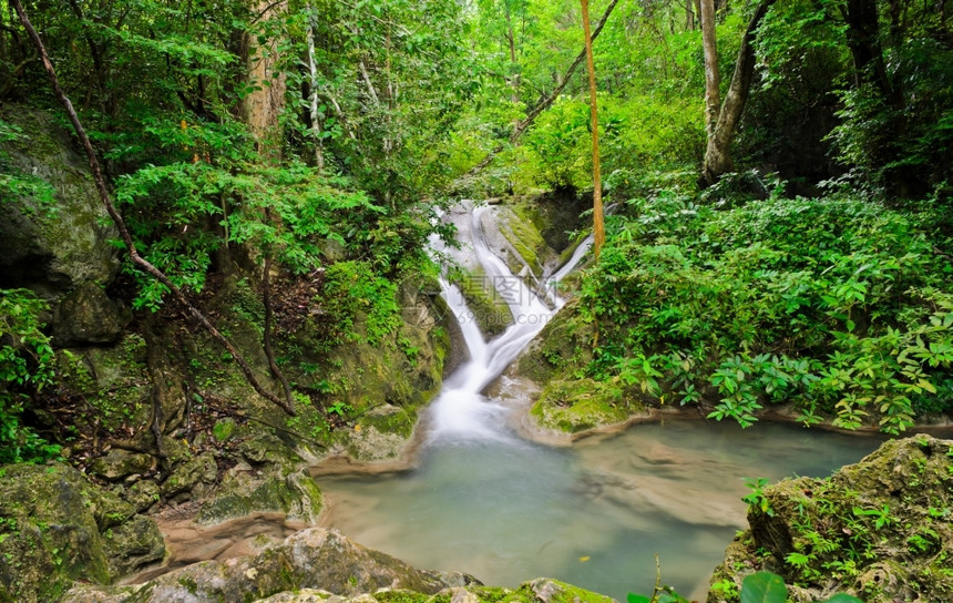 溅国民自然泰Erawan家公园的瀑布图片