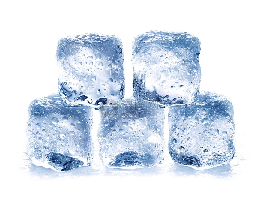 反射冰冷矿物白上孤立的冰方体图片