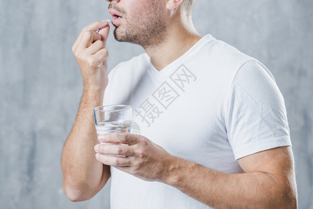 保持青年男子有玻璃水喝药品疾病处方图片