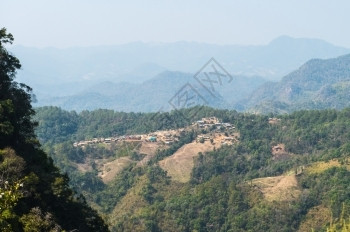 少数民族山上部落村地貌的景观路屋图片