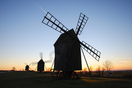 剪影建筑学瑞典奥兰岛太阳和风日落前老式传统风车的轮光月游乐园图片