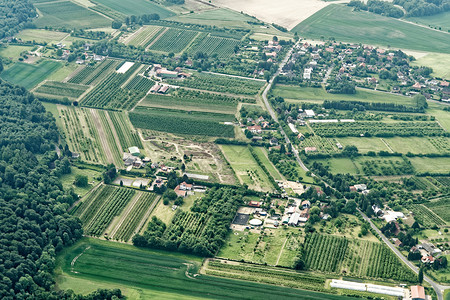 初心不改企德国北部城市无计划扩张有小农田道路房屋商业企和不相联的林地空中观察德国北部场地卡马尔商业的背景