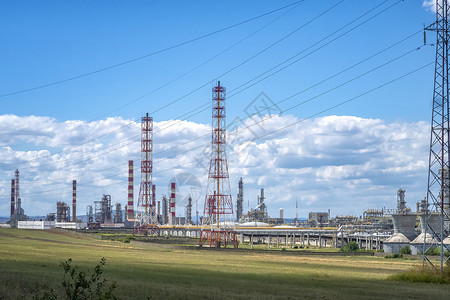 工厂和能源业概念石油天然气和化学厂炼油的电力和能源企业汽油蒸馏城市的背景图片