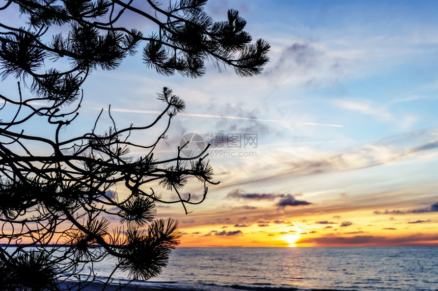 魔法阳光在海浪中的反射上日落光线中的天空波罗海浪中阳光反射波罗的海多云图片