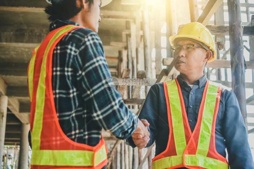 交易握手概念两个工程师握手关于工地建设的成功程项目伙伴成功的图片
