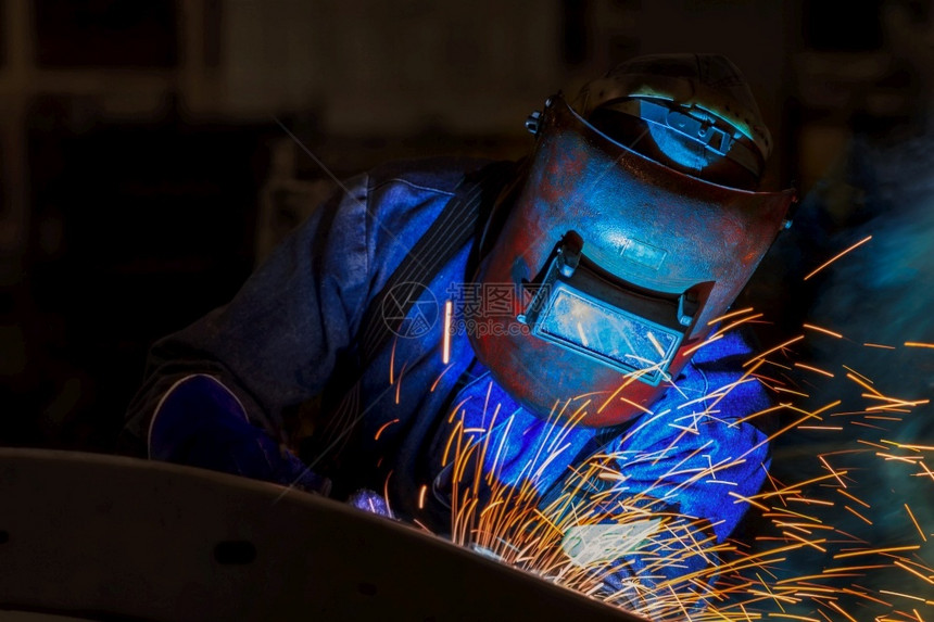 机械保护工业人在厂中焊接金属业的图片