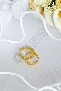 情人节优雅纯度新娘面纱上的结婚戒指和鲜花装饰图片