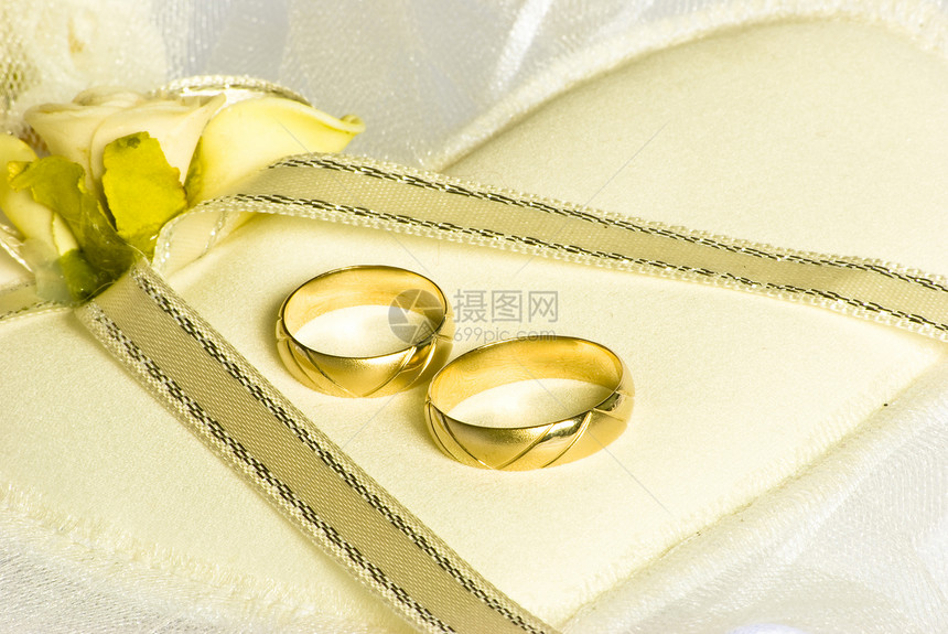 新娘面纱上的结婚戒指和鲜花装饰已婚纯度姻图片