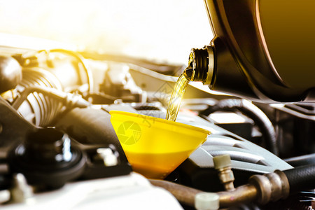 车用油瓶子维修车库理间发动机用油加压新鲜的工作背景