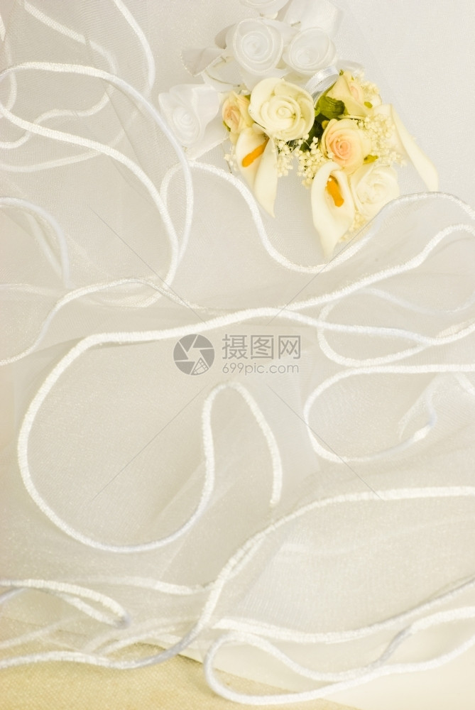 仪式新娘面纱上的婚礼花装饰超过叶子图片