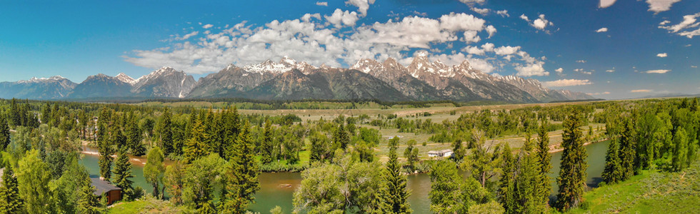 美国怀俄明州大泰顿山峰风景和蛇河的全空中巡视多于树木镜子图片