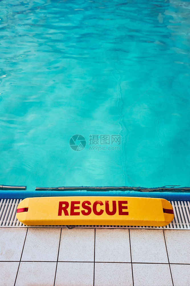 白天救生员节省游泳池上的救生设备坎迪德人真实时刻情况图片