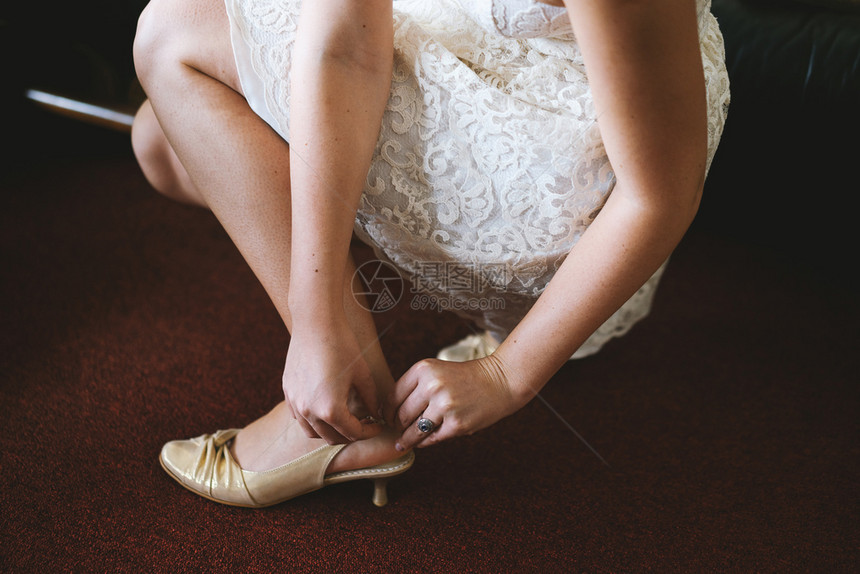 已婚穿纱的新娘准备穿上鞋子了已经准备好白色的低图片