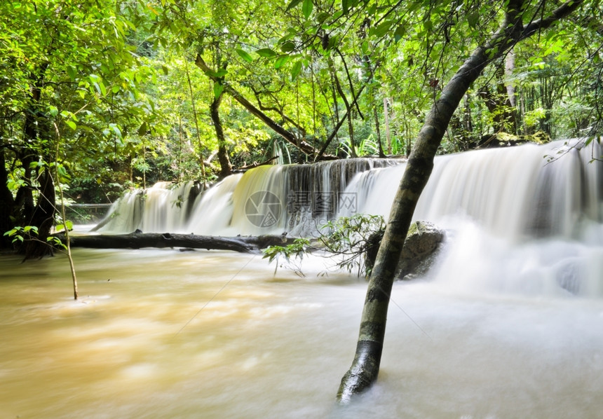 结石荒野怀泰国热带雨林的瀑布流泰国图片