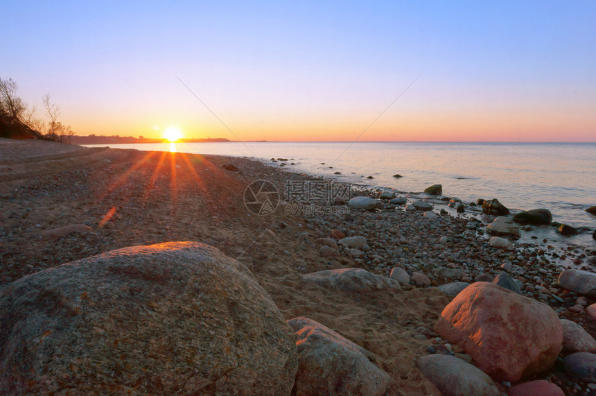 大海上的巨石岩海岸的日落上巨石阳光洋场景图片