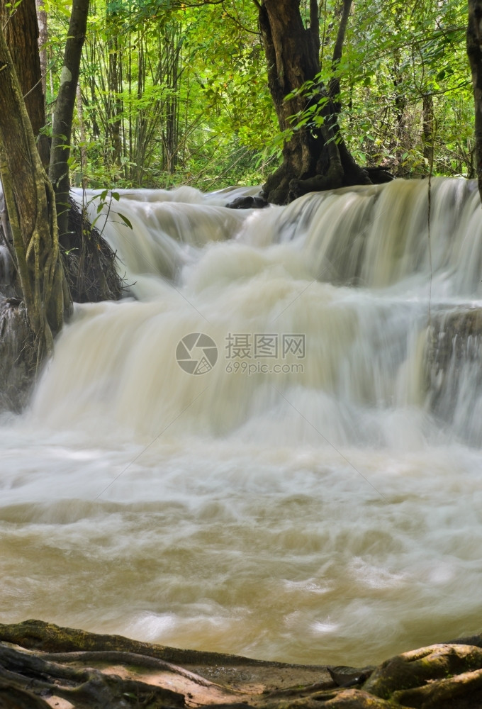 泰国热带雨林的瀑布泰国溪流溅假期图片