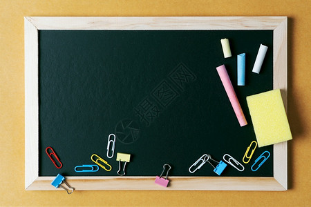 黑板上的彩色粉笔和回形针图片