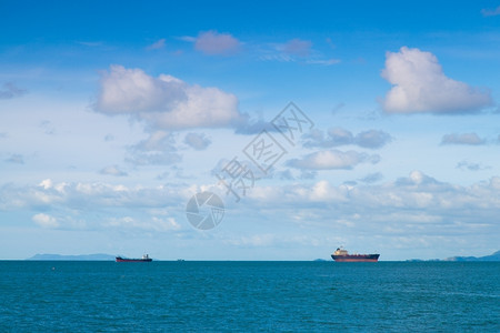 等待运输产品的货船停靠在码头的货船工业大部分国际图片