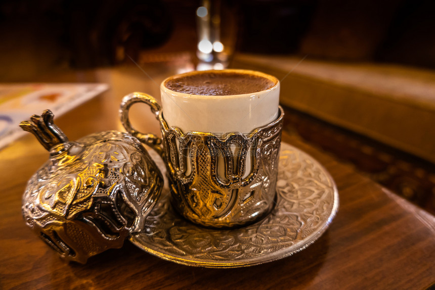 咖啡店金属铜拥有丰富装饰的小型传统土耳其杯用于浓黑咖啡图片