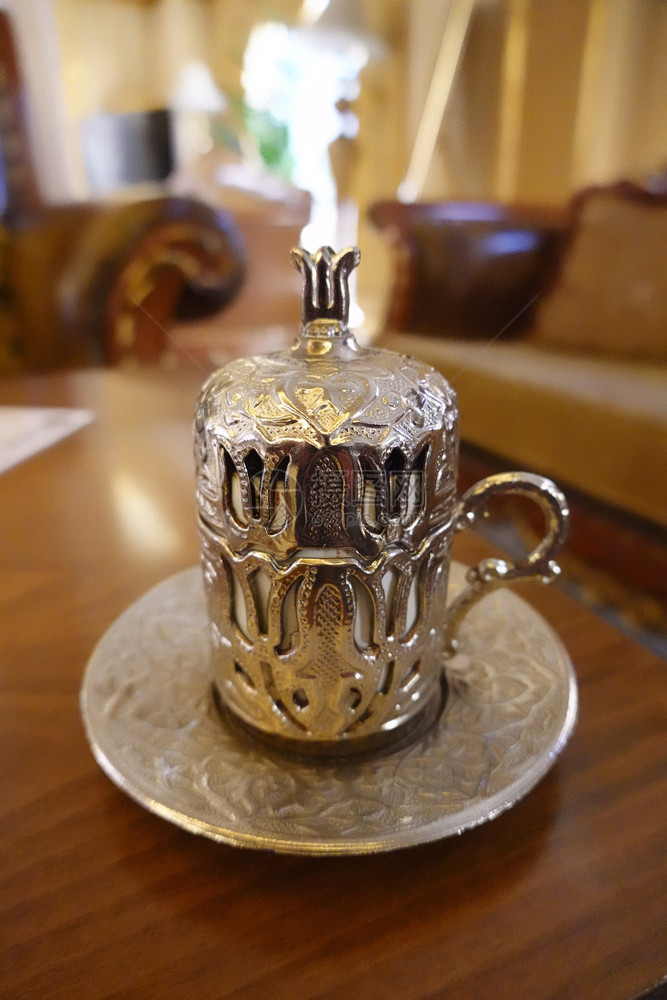 金属杯子泡沫拥有丰富装饰的小型传统土耳其杯用于浓黑咖啡图片