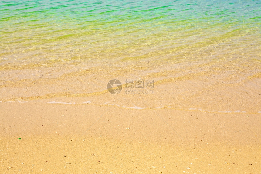 夏天海浪阳光明日的沙滩和热带海岸图片