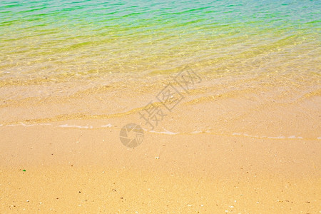 夏天海浪阳光明日的沙滩和热带海岸图片