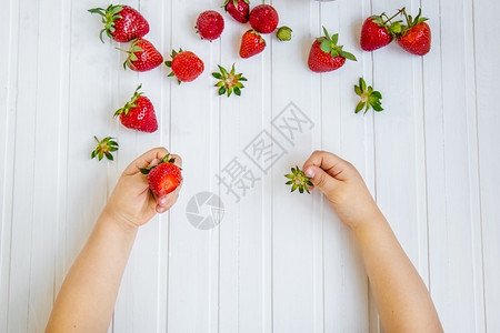 草莓拼成的形状图片