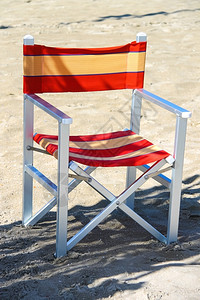 冷静的休息在海边沙滩上折叠金属椅子休息室图片