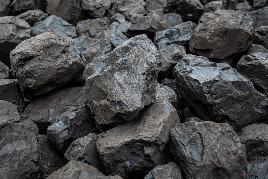 一种化石有质感的大量棕色天然煤炭背景图片